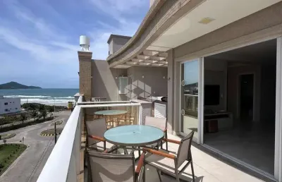 Cobertura duplex mobiliada com 3 suits em mariscal em bombinhas