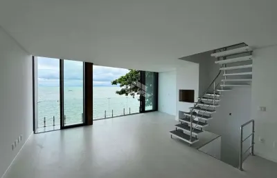 Sobrado triplex , frente mar,  em morrinhos bombinhas.