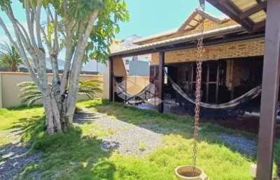 Casa com três quartos a 70 metros do mar de zimbros em bombinhas sc.