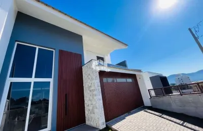 Casa tipo sobrado 03 dormitórios com suite, closet e sacada no bairro são josé em santa maria