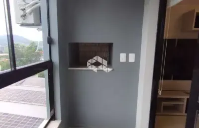 Ótimo apartamento com 02 dormitórios, suíte, sacada, churrasqueira e garagem coberta, à venda no bairro uglione em santa maria.
