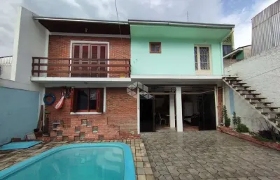 Casa/sobrado com 03 dormitórios 01 suíte com piscina no bairro medianeira em santa maria.
