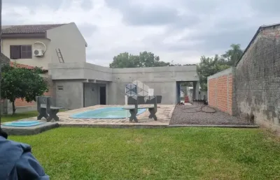 Casa com 3 quartos, sala, cozinha, 2 vagas de garagem e piscina no bairro itararé em santa maria