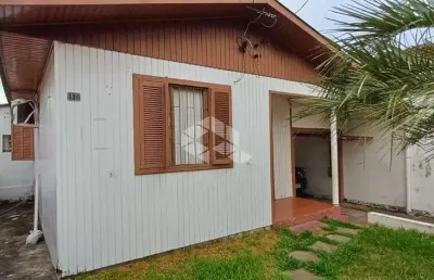 Casa a venda com dois dormitorios, 1 banheiro, garagem para dois carros, localizada no bairro itararé
