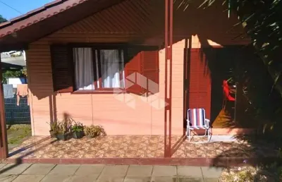 A venda casa de 2 dormitórios mais banheiro social, localizada no bairro palace hotel em canela.