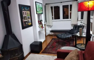 Encante-se com este apartamento 2 dormitórios mobiliado no coração de gramado
