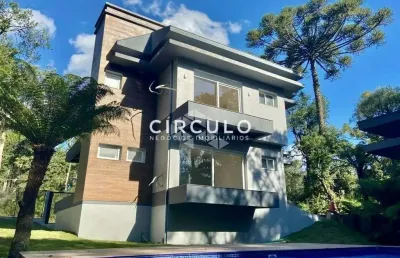 Elegante casa com três dormitórios suite master e piscina em gramado