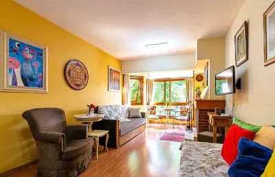 Apartamento de 1 dormitório em gramado perto do centro da cidade.