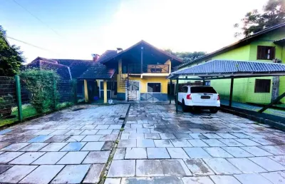A venda casa com 3 dormitórios sendo uma suíte com banheira de hidromassagem, localizada no bairro palace hotel em canela.