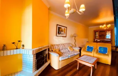 A venda apartamento de 2 dormitórios mais banheiro social, localizado no residencial granville em gramado.