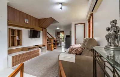 Casa triplex mobiliada com 3 dormitórios em localização privilegiada