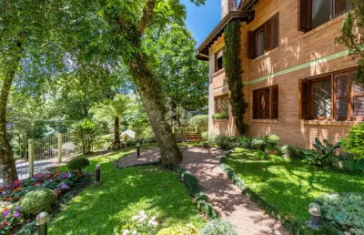 A venda apartamento de 1 dormitório, localizado a 750 metros da rua coberta de gramado.
