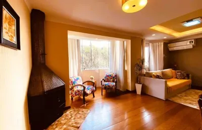 Apartamento de 2 dormitórios sendo 1 suíte, localizado no centro de gramado.