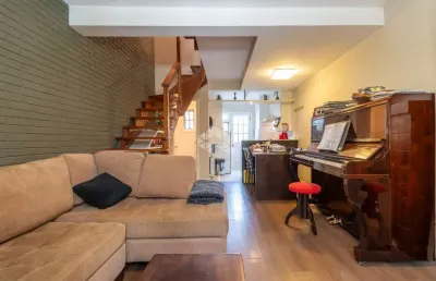 A venda casa geminada de 2 dormitórios, localizada no planalto em gramado.