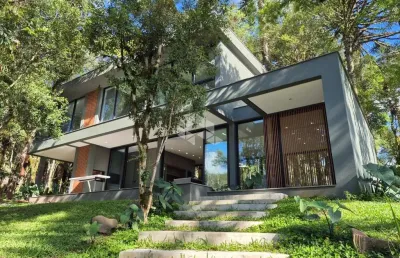 Casa com três suítes no res. pinheiro grosso em canela