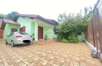 Casa alvenaria com sobrado em construção nos fundos