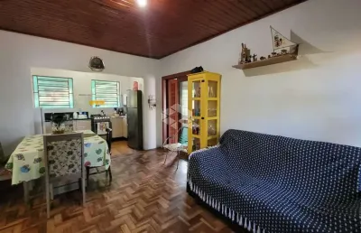 Casa ampla com 2 dormitórios e várias árvores frutíferas.