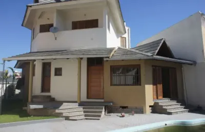 Casa sobrado, centro de canoas, 4 dormitórios, suíte, pátio e piscina