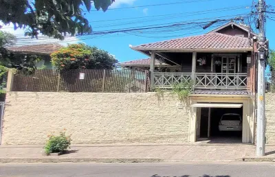 Casa colonial com espaço gourmet fogão a lenha, e espaço gourmet em esteio