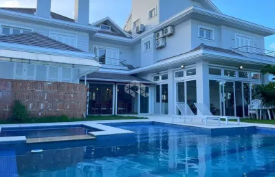 Casa em condomínio alto padrão, 4 dormitórios, 3 suítes e 4 box!