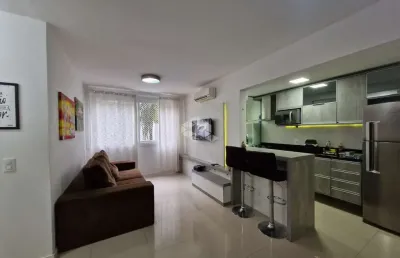 Apartamento, 63 m² de área privadas, 2 dormitórios, living com 3 ambientes e uma vaga de garagem, semi-mobiliado. aceita financiamento e fgts.