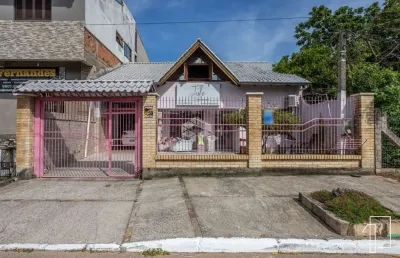 Enorme casa com pé direito alto, sendo 3 dormitórios, 2 banheiros, ponto comercial na frente, sótão com dormitório e pátio nos fundos. localizado no b
