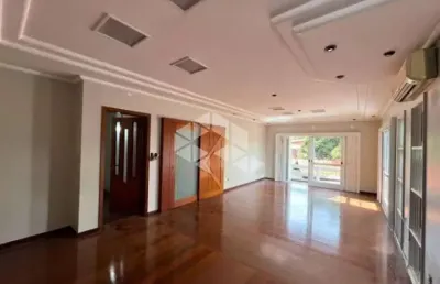 Casa sobrado com 6 dormitórios, 4 suítes, cozinha, 2 banheiros sociais,  jardim, 2 vagas de garagem, churrasqueira. localizado no bairro igara