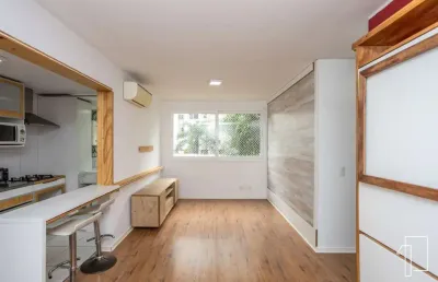 Apartamento, 63 m² de área privadas, 2 dormitórios, living com 3 ambientes e uma vaga de garagem coberta escriturada, semi-mobiliado a venda