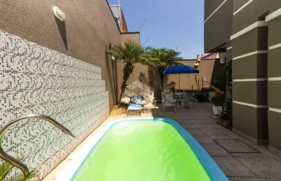 Casa sobrado 4 quartos, 1 suíte, 2 banheiros, sala de estar, sala de jantar, lavabo,pátio com piscina. a venda no bairro moinhos de vento- canoas