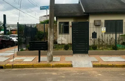 Casa térrea 50m² com 2 amplos dormitórios, sala de estar, cozinha modulada, banheiro social, 2 vagas de garagem. a venda no bairro moinhos de vento-