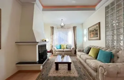 Casa/ sobrado 3 dormitórios, sendo 1 suíte, sala de estar com lareira, pátio, piscina. à venda no bairro moinho de vento/canoas. aceita financiamento