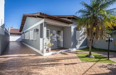 A casa térrea tem uma área de 170,00 m² e possui 4 dormitórios, um living com 2 ambientes , cozinha e sala de jantar. também conta com churrasqueira,