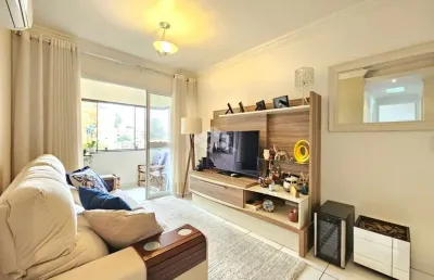 Apartamento 65m² mobiliado com 2 dormitórios, 1 vaga de garagem, sacada com churrasqueira integrada ao living, a venda no centro, aceita financiamento