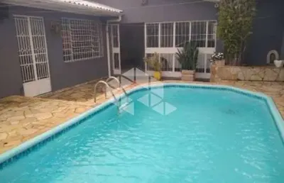 Casa 3 dormitórios com 1 suíte, reformada, piscina, semimobiliada, churrasqueira gourmet, vaga 3 carros, aceita financiamento/ rio branco/canoas.