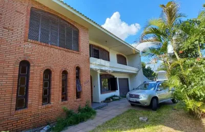 Casa sobrado com 5 dormitórios, sala de estar e jantar, aceita financiamento, no bairro nossa senhora das graças.