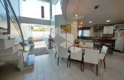 Casa  de 4 dormitórios, 4 suítes sendo 1 master, cozinha planejada, espaço goumet com piscina. à venda no bairrro moinhos de vento/canoa
