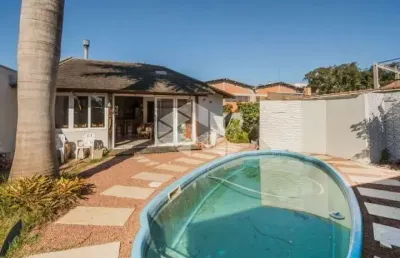 Casa/sobrado com 4 dormitórios sendo 2 suítes, hidro closet e sacada, pátio, piscina, lareira, 4 vagas. aceita financiamento e fgts. a venda no bairro