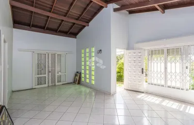 Casa térrea com 02 dormitórios, 2 banheiros, pátio. à venda no bairro marechal rondon em canoas/rs. aceita financiamento fgts