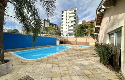 Casa em condomínio fechado no centro de canoas com 4 dormitórios sendo 1 suíte e 2 vagas de garagem. aceita financiamento e fgts.
