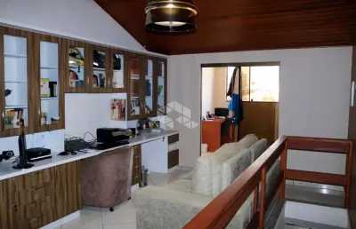 Casa 5 dormitórios, sendo 2 suites, sala de estar e jantar, cozinha, salão de festas, lavanderia, 4 vagas, no bairro estancia velha em canoas.
