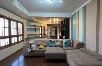 Casa  com 4 dormitórios, sendo um  suíte com sacada ,  4 vagas, em um terreno 10x30 , com piscina e amplo pátio,  bairro bela vista, canoas