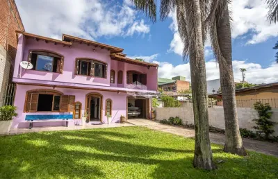 Casa sobrado com 3 dormitórios, ampla cozinha, 2 banheiros, salão de festa com churrasqueira, pátio com espaço para piscina. a venda no bairro igara-
