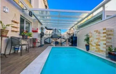 Casa em condomínio semimobiliada e decorada, 4 dormitórios sendo 2 suítes, sótão, piscina e 3 vagas cobertas.
