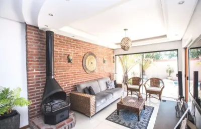 Casa com 4 dormitórios, 2 suítes, churrasqueira, piscina, próxima ao parkshopping canoas, no bairro bela vista, em canoas. aceita financiamento