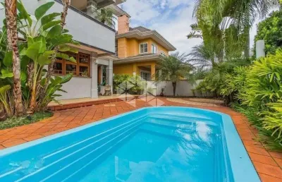 Casa em condomínio alto padrão, 5 dormitórios, 3 suítes e 4 box!