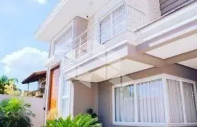 Casa/sobrado 3 dormitórios, 3 suites, lareira, churrasqueira, pátio, 5 vagas de garagem. a venda no bairro igara/canoas!