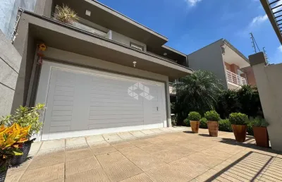Casa sobrado mobiliado 3 dormitórios sendo 1 suite, 3 banheiros, 3 vagas de garagem, no bairro mont' serrat em canoas. aceita financiamento bancário