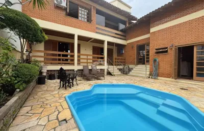 Casa 3 dormitórios, 3 suítes, pátio com piscina, no bairro marechal rondon, próxima ao parkshopping, na cidade de canoas.