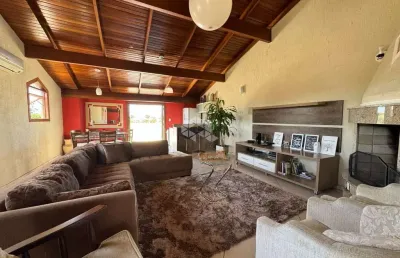 Casa sobrado de alto padrão com 3 suítes e lazer completo em igara