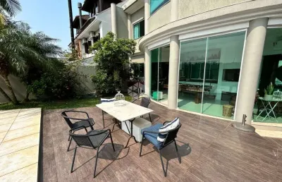 À venda, 4 dormitórios, 3 suítes, lavabo, sala de estar e jantar, área gourmet com churrasqueira, piscina, energia solar,  claraboia, pátio.